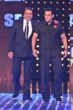 Salman Khan, Dharmendra at COLORS India_s Got Talent Season 3 in Filmcity, Goregaon on 22nd Aug 2011 (86).JPG
